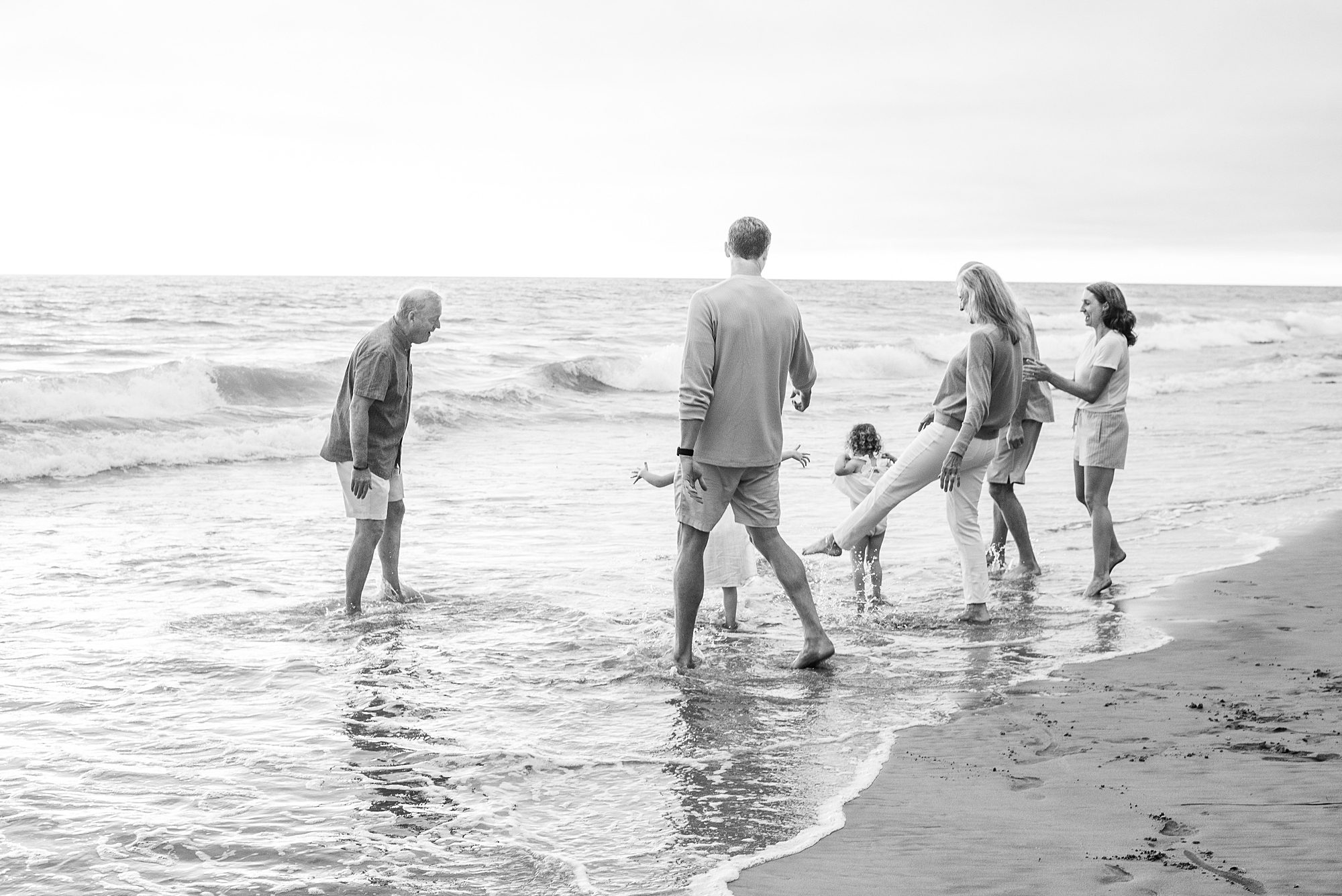 San Diego family photographer captures family of 8 at the beach