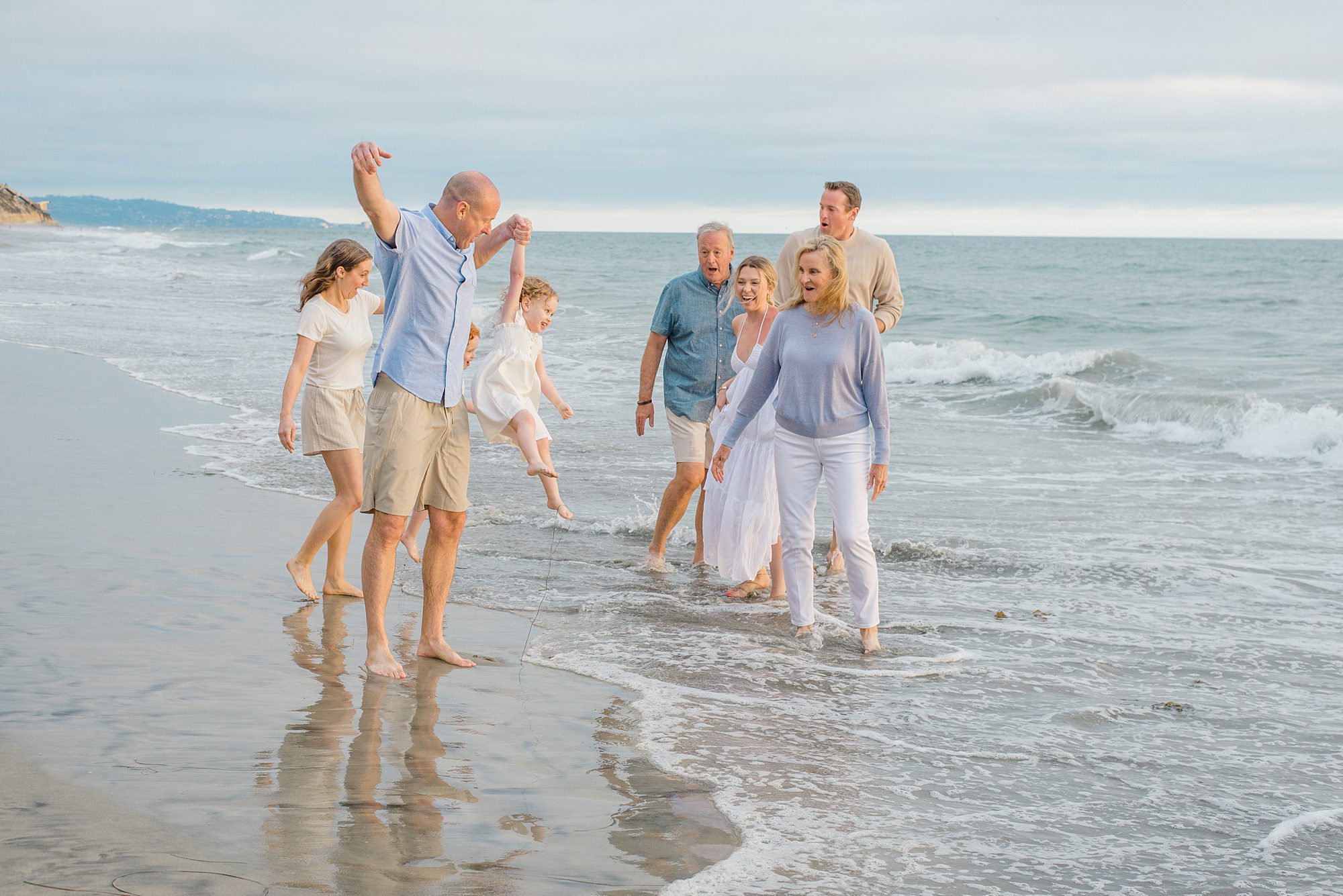 San Diego family photographer Leigh Castelli captures extended family on the beach