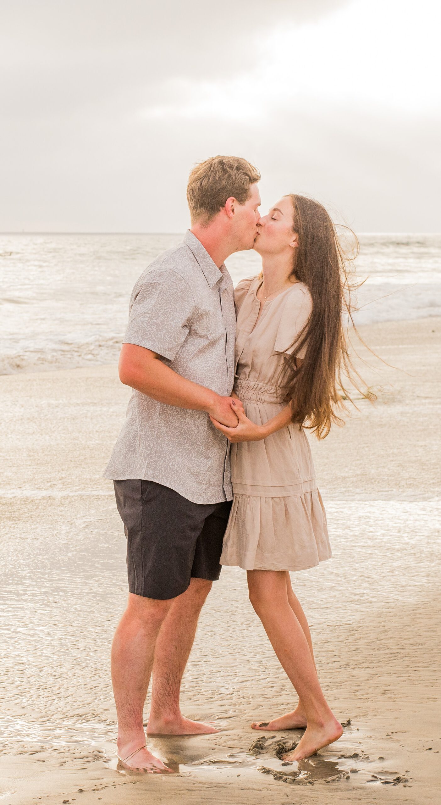 couple kiss on the beach 